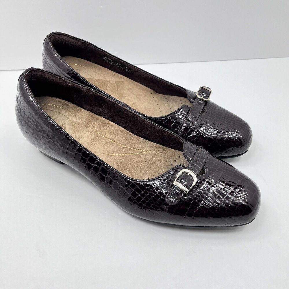 CLARKS Artisan Keesha Raine Loafers Cherry Cola Croc With Buckle Accent Size 8.5